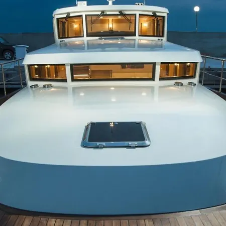 Explorer Botel Stralsund
