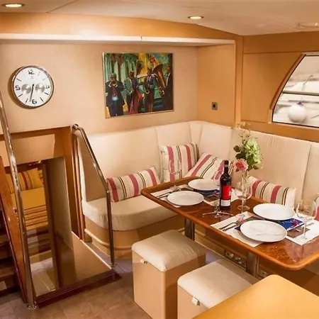 Explorer Botel Stralsund
